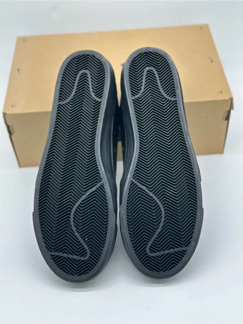 Nike Men’s Black Low-Top Sneakers with Gray Tongue